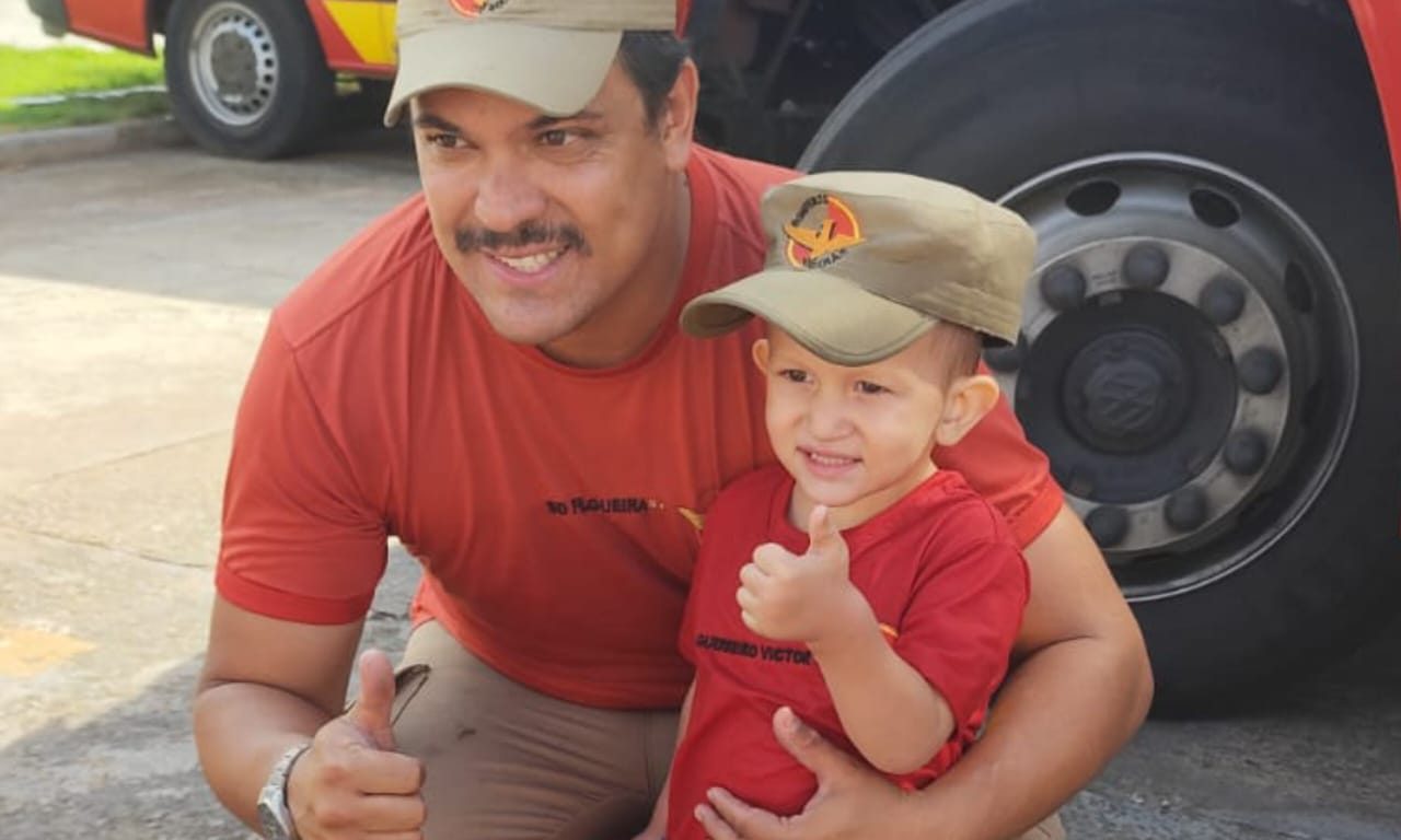 Victor ao lado do Sargento Filgueira. (Foto: Divulgação) Bombeiro