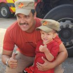 Victor ao lado do Sargento Filgueira. (Foto: Divulgação) Bombeiro