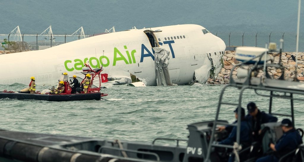 Avião de carga derrapa e cai no mar ao pousar em Hong Kong; duas pessoas morrem