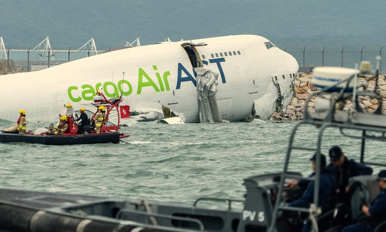 Avião de carga derrapa e cai no mar ao pousar em Hong Kong; duas pessoas morrem