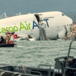 Avião de carga derrapa e cai no mar ao pousar em Hong Kong; duas pessoas morrem