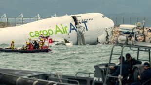 Avião de carga derrapa e cai no mar ao pousar em Hong Kong; duas pessoas morrem