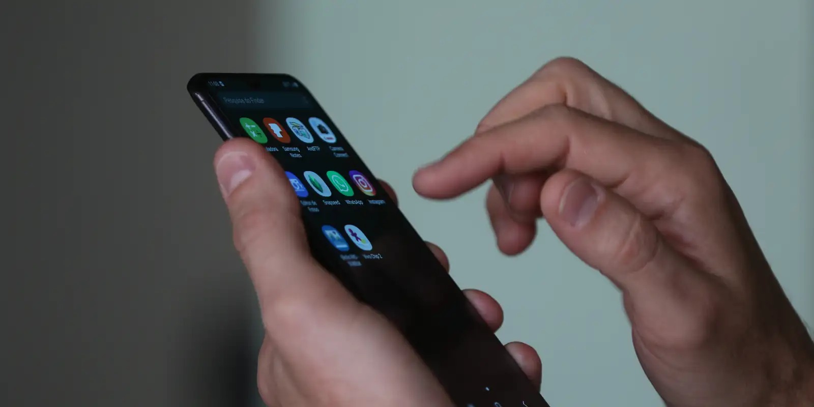 Pai de aluna dá socos e chutes em professor após bronca por uso de celular