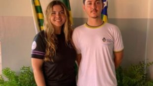 Projeto desenvolvido no Cepi Osvaldo da Costa Meireles, em Luziânia, conseguiu unir ciência, sustentabilidade e criatividade. Sob orientação da professora de Biologia, Gabrielle Rosa Silva, o estudante Thiago Alves dos Santos desenvolveu um tecido produzido a partir do bagaço da cana-de-açúcar (Fotos: Divulgação)