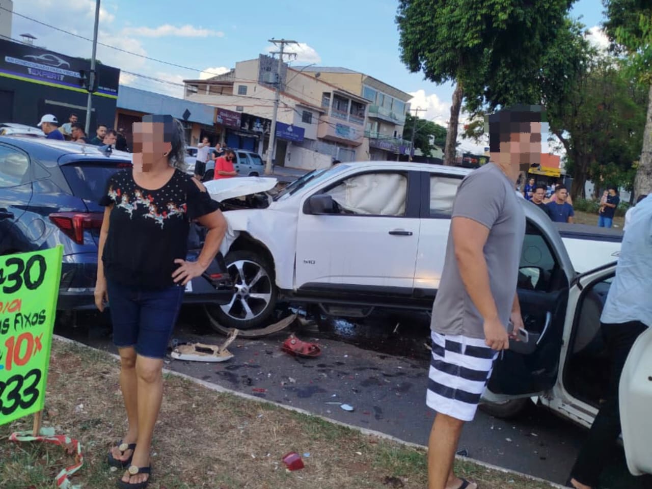 Veículos foram prensados uns nos outros. (Foto: Reprodução)