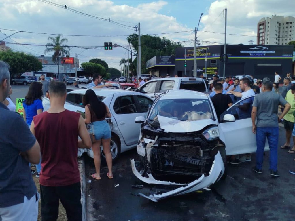 Acidente no Jardim América envolveu oito veículos. (Foto: Reprodução)