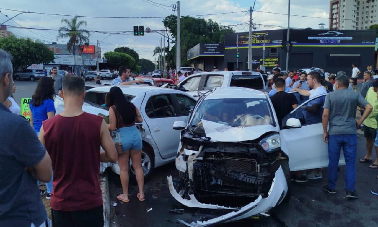 Acidente no Jardim América envolveu oito veículos. (Foto: Reprodução)