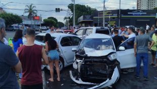 Acidente no Jardim América envolveu oito veículos. (Foto: Reprodução)