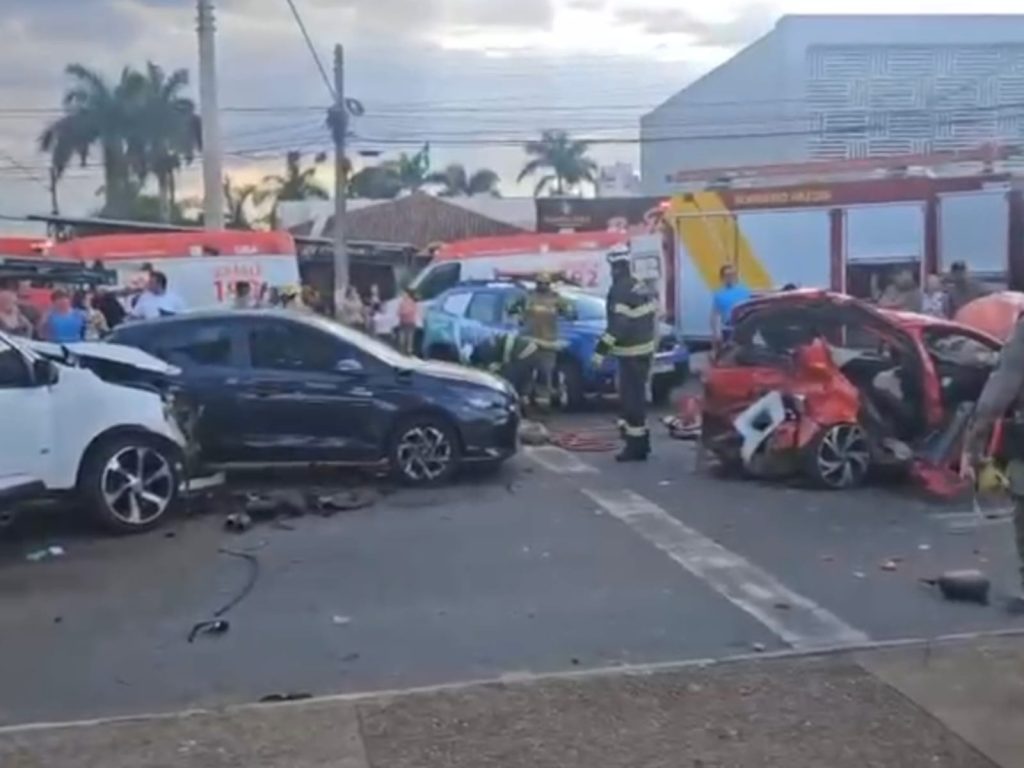 Acidente envolveu oito veículos e resultou na morte de um motorista. (Foto: Reprodução)