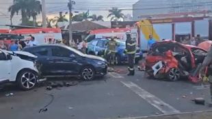 Acidente envolveu oito veículos e resultou na morte de um motorista. (Foto: Reprodução)