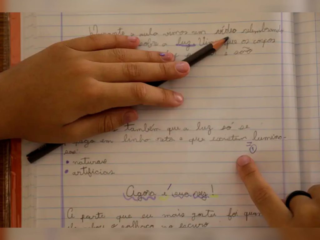 Mãe manda mensagem indignada para escola após ver o que vinha no caderno do filho