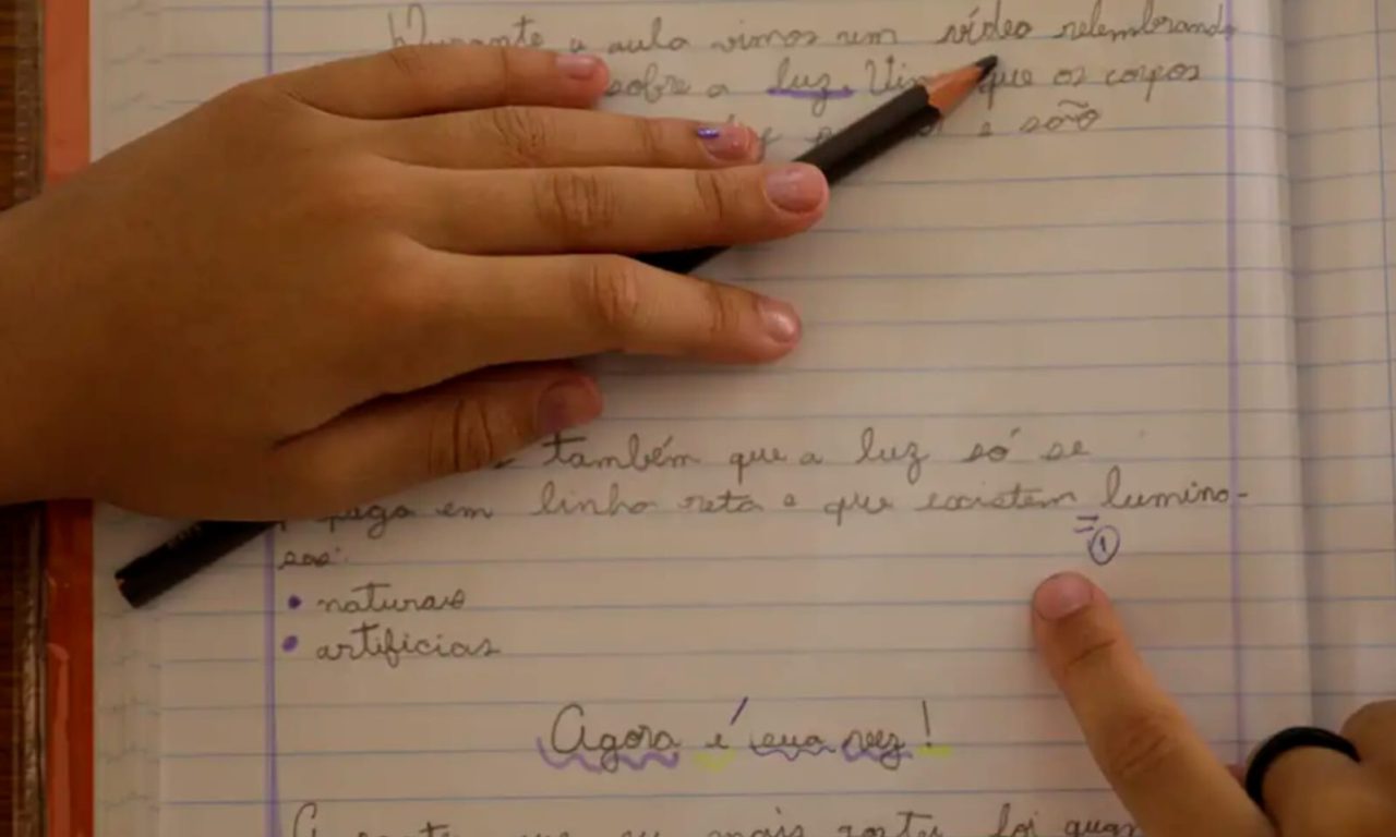 Mãe manda mensagem indignada para escola após ver o que vinha no caderno do filho