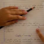 Mãe manda mensagem indignada para escola após ver o que vinha no caderno do filho