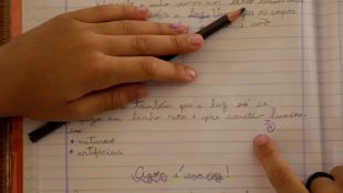 Mãe manda mensagem indignada para escola após ver o que vinha no caderno do filho