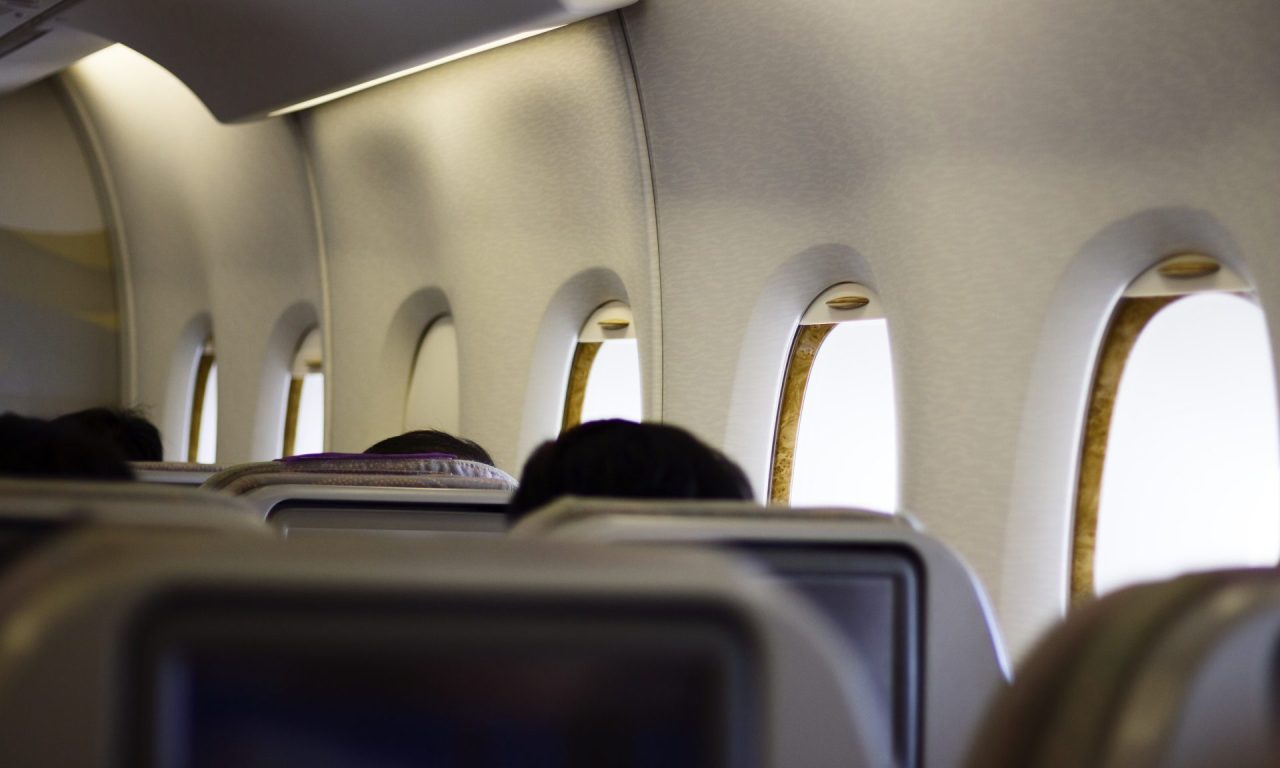 Justiça condena casal que foi flagrado se beijando dentro de um avião