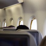 Justiça condena casal que foi flagrado se beijando dentro de um avião