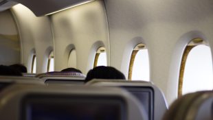 Justiça condena casal que foi flagrado se beijando dentro de um avião