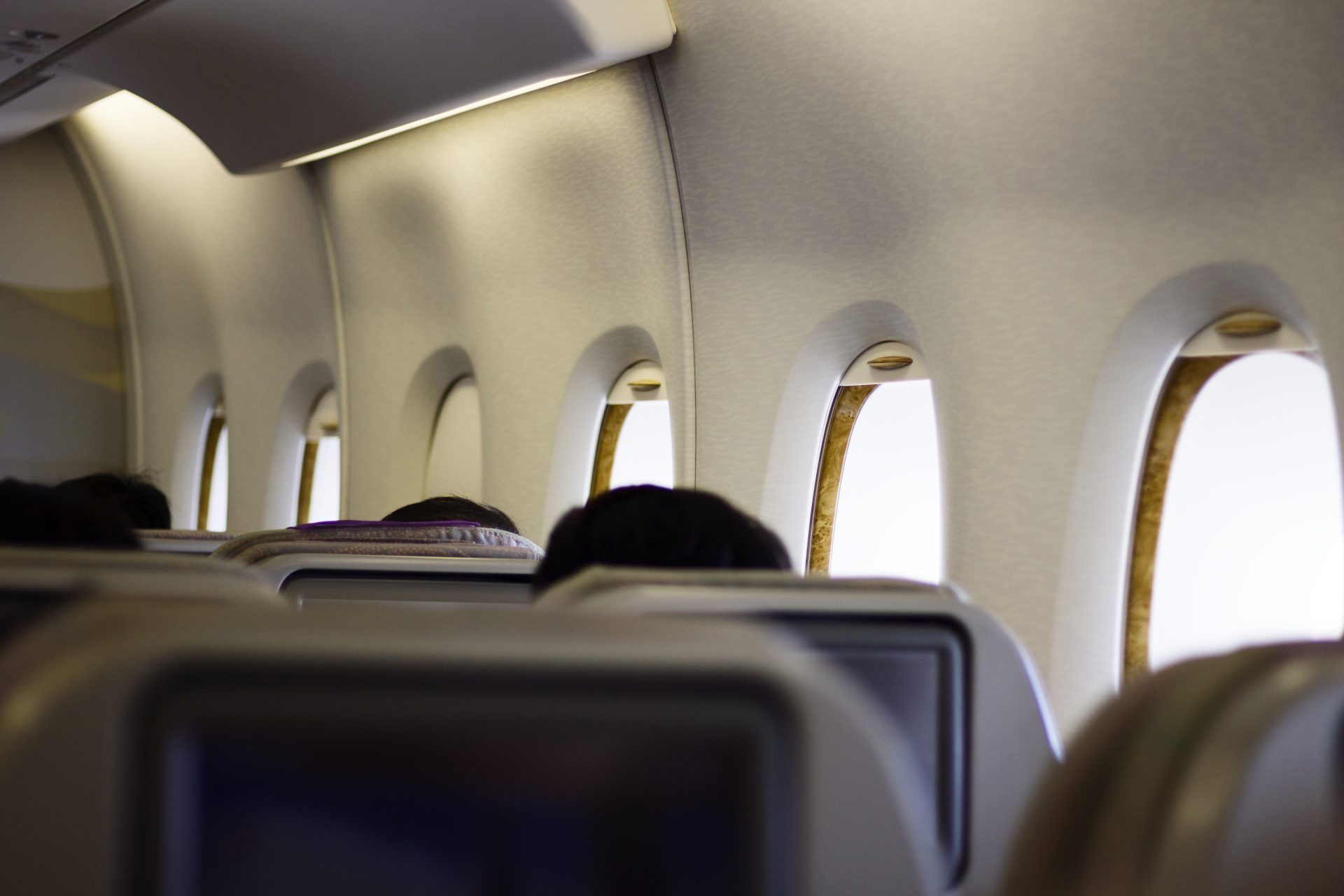 Justiça condena casal que foi flagrado se beijando dentro de um avião