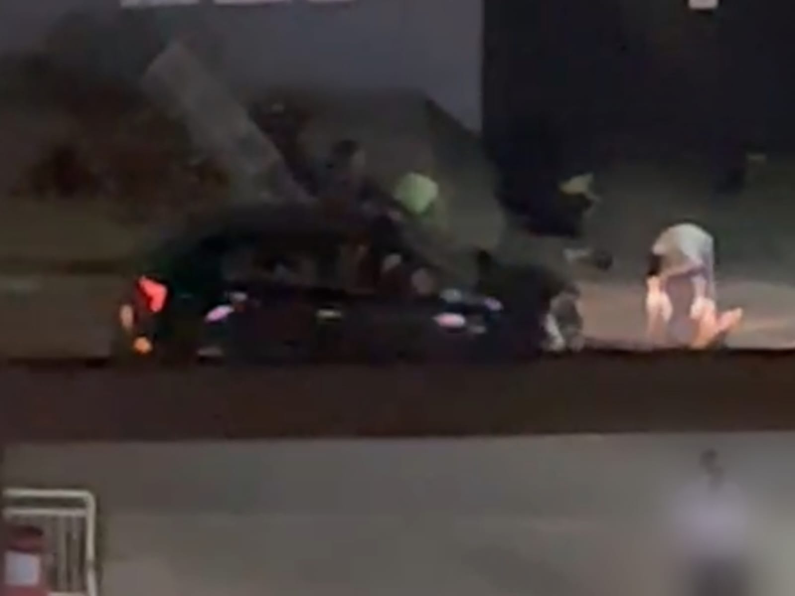 Carro desgovernado destrói estrutura de supermercado em Anápolis
