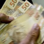 Brasileiros que moram sozinhos e estão desempregados têm direito a benefício do Governo