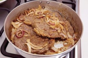 O truque dos restaurantes para congelar bife e ele não grudar ao sair da geladeira