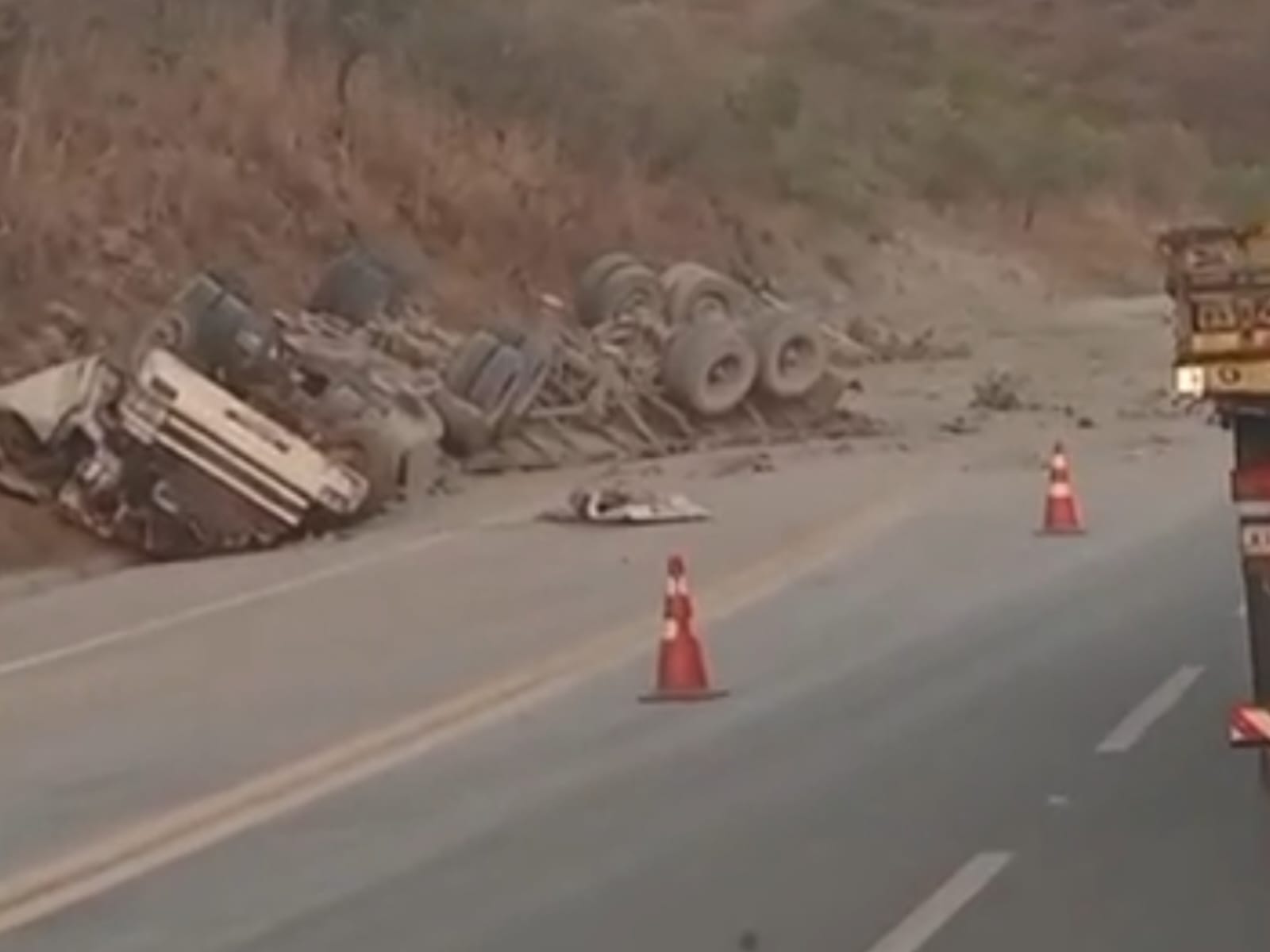 Motorista de caminhão carregado de cimento morre em trágico acidente na BR-414