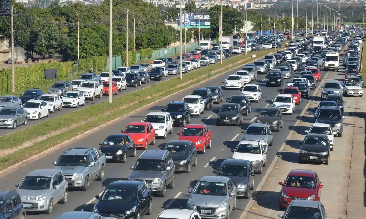 Regra de trânsito: parar o carro para fazer xixi no acostamento dá multa e motoristas devem ficar atentos ao valor