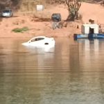 Carro ficou submergido no Rio das Almas. (Foto: Jornal Opção)