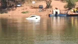 Carro ficou submergido no Rio das Almas. (Foto: Jornal Opção)