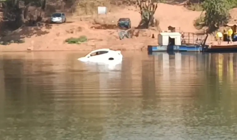 Carro ficou submergido no Rio das Almas. (Foto: Jornal Opção)