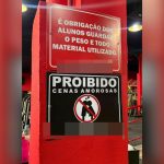 Placa em academia de Anápolis proíbe “cenas amorosas” e aluna diz o que pensa sobre