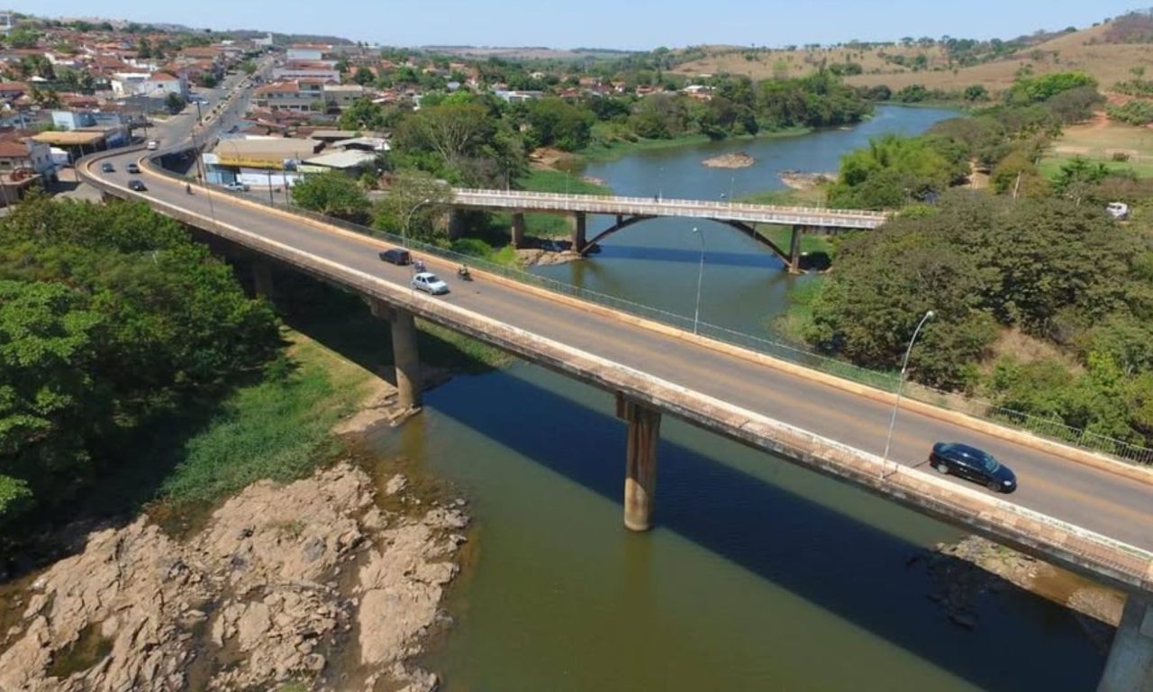 As cidades de Ceres e Rialma ficam separadas apenas pelo Rio das Almas.