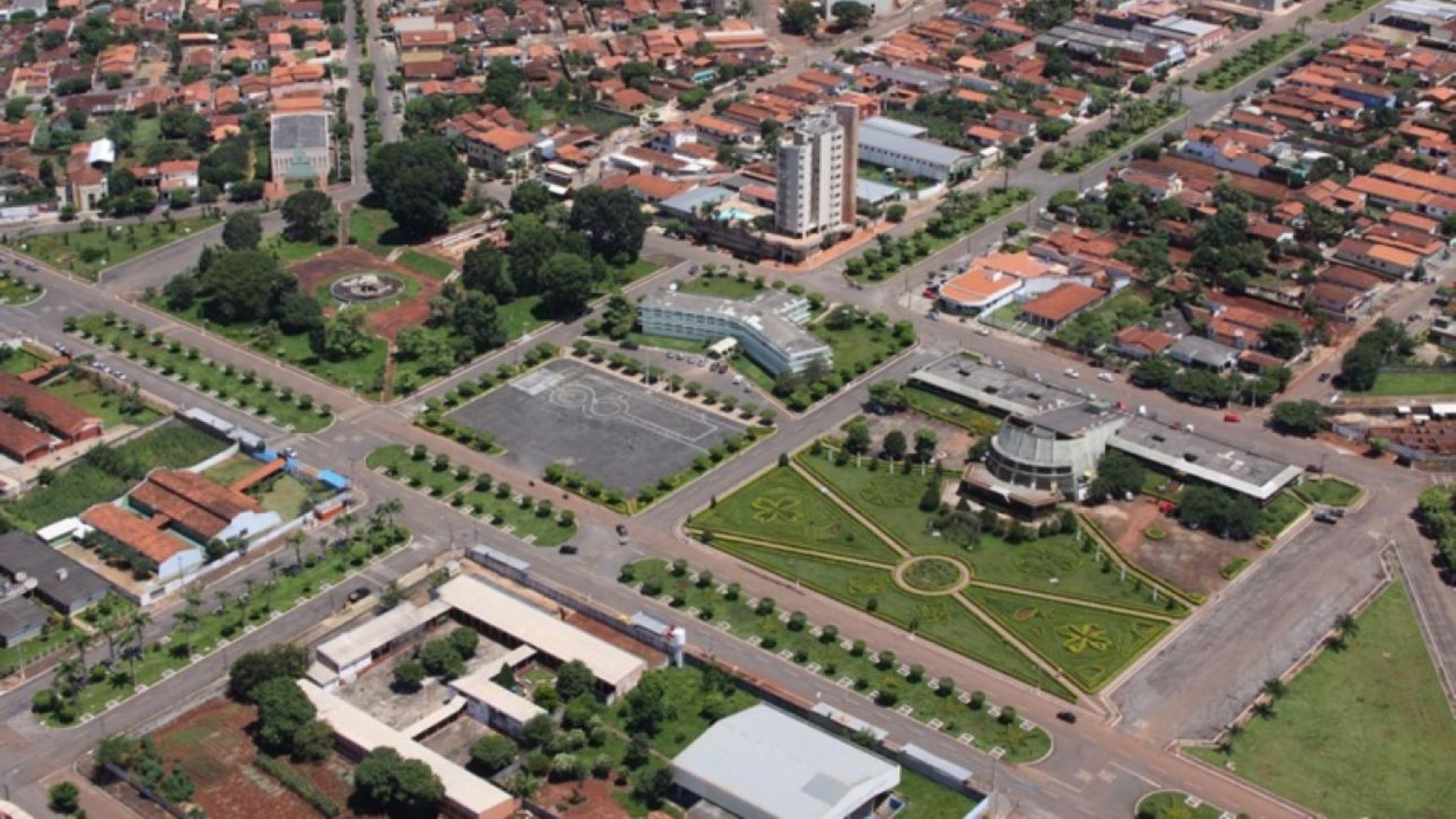 Ceres fica à margem esquerda do rio.