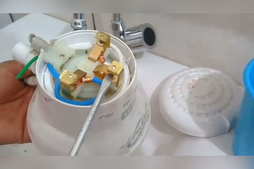 Potencialize o chuveiro da sua casa que está saindo pouca água com este truque ensinado por técnico