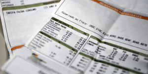 O melhor horário para tomar banho e economizar na conta de energia, segundo técnicos