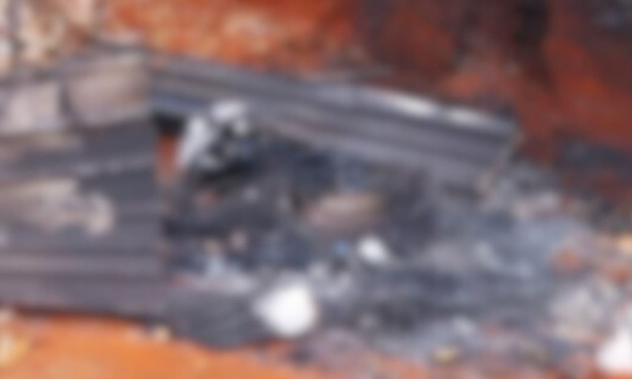 Corpo foi encontrado carbonizado em um campo aberto.