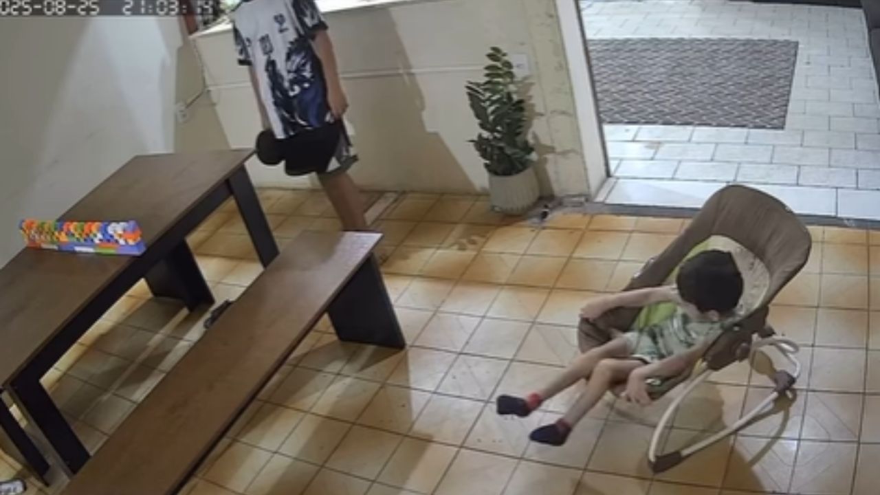 Criança com paralisia consegue se movimentar e milagre é presenciado por familiares