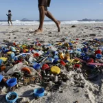 Micro e nanoplásticos contaminam água, ar e alimentos, mostra estudo