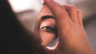 A explicação científica por trás do déjà vu — e o que ele pode dizer sobre o seu cérebro
