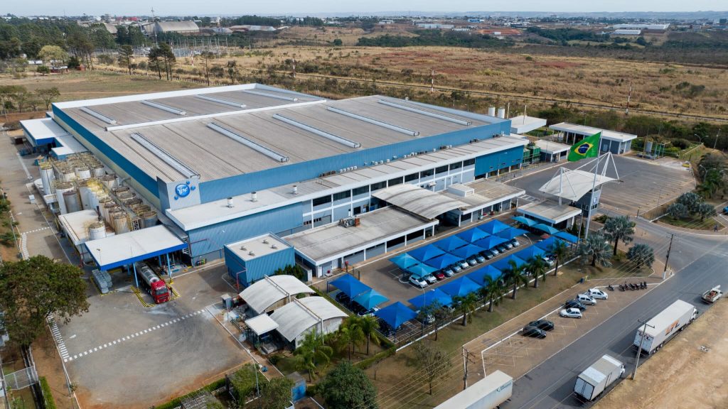 Com unidades em Goiás, empresa contrata uma pessoa a cada três horas