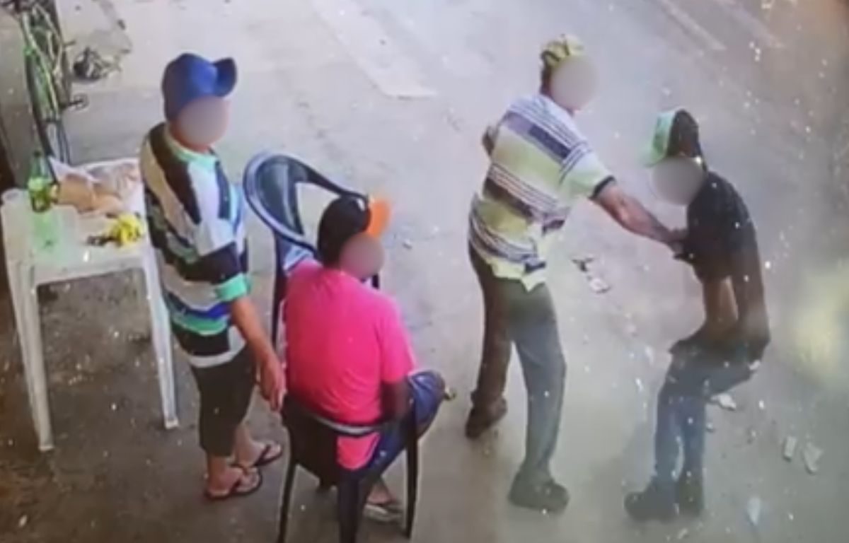 Câmera flagra momento em que homem é covardemente esfaqueado na porta de bar em Trindade