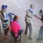 Câmera flagra momento em que homem é covardemente esfaqueado na porta de bar em Trindade