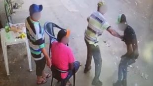 Câmera flagra momento em que homem é covardemente esfaqueado na porta de bar em Trindade