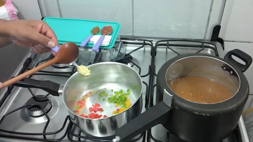 Segredo dos especialistas para temperar feijão depois de cozido de forma simples e prática