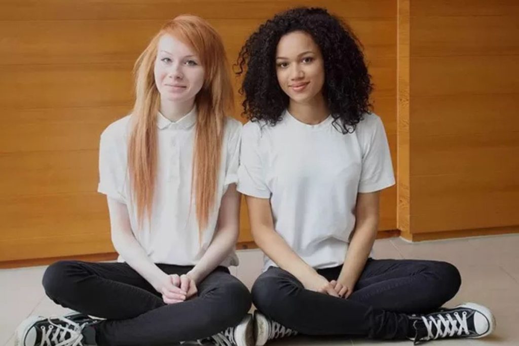 Gêmeas desafiam a lógica da genética: uma nasceu ruiva e a outra negra