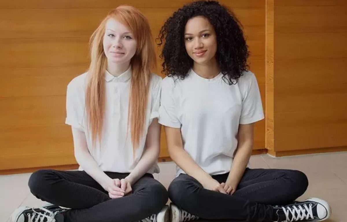 Gêmeas desafiam a lógica da genética: uma nasceu ruiva e a outra negra