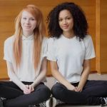Gêmeas desafiam a lógica da genética: uma nasceu ruiva e a outra negra
