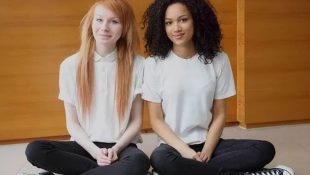 Gêmeas desafiam a lógica da genética: uma nasceu ruiva e a outra negra