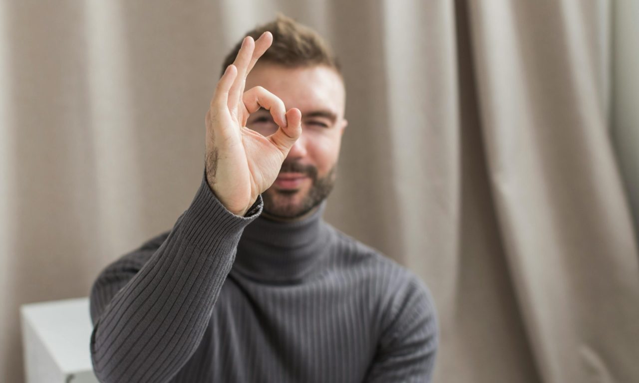 O gesto que significa “ok” no Brasil, mas é uma ofensa grave em outros países do mundo