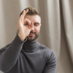 O gesto que significa “ok” no Brasil, mas é uma ofensa grave em outros países do mundo